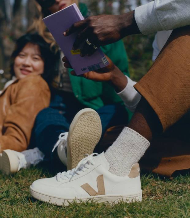 Schuhe VHJD230 Frauen Veja V-12-Leder, weiße Düne